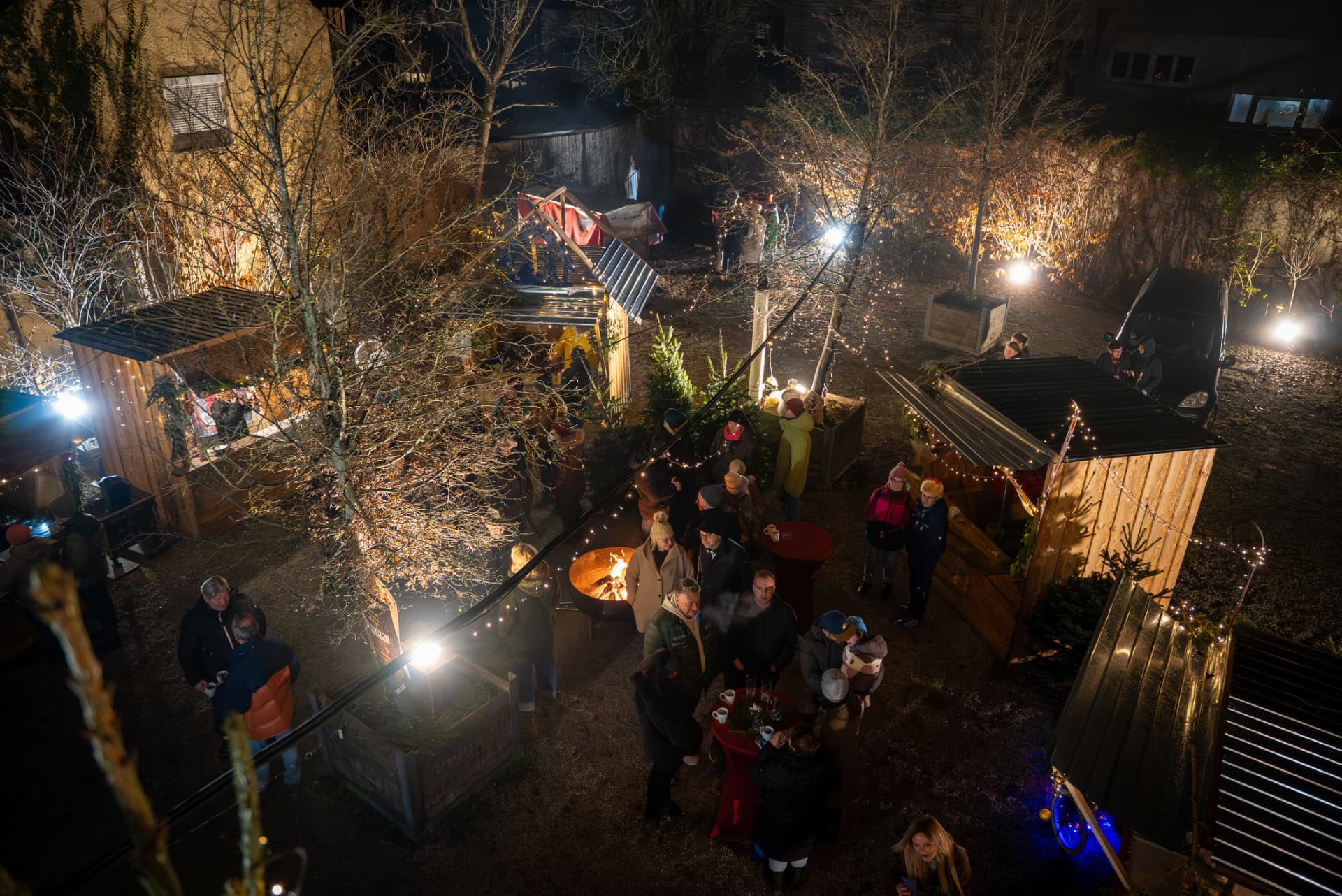 Winterdorf mit Hütten und Lichterketten bei einer Firmenfeier