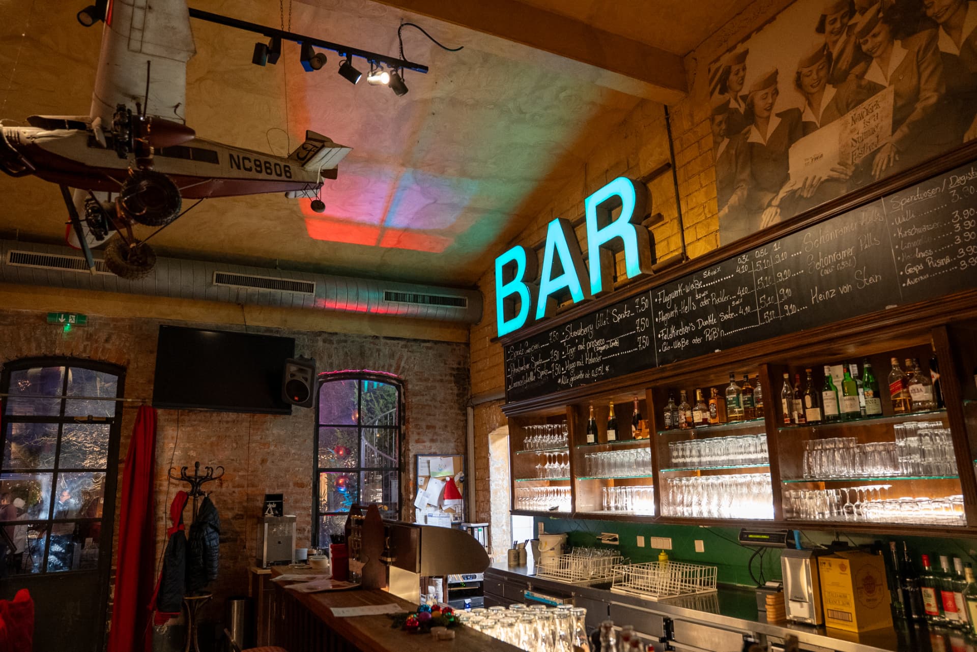 Bar mit Neonschriftzug und Flugzeugmodell in der Eventlocation München Ost